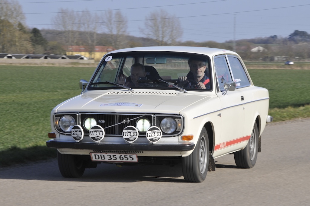 Søren Bjerring og Lars Kruse fra henholdsvis Haarby og Odense er blandt deltagerne i deres Volvo 142 GT.
(Foto: Morten Alstrup)